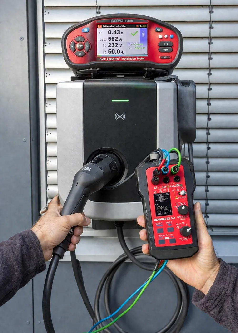 Moderne Wallbox zur E-Fahrzeug-Ladung an einer Gebäudewand mit angeschlossenem Elektroauto